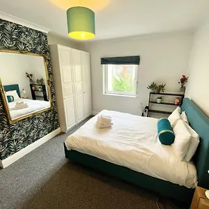  Holiday home Colourful 3bd With Garden In Southville