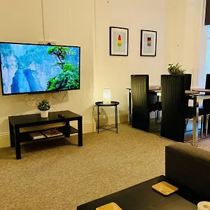  Apartment The Bank - Flat 1, Cosy, Bournemouth, Sleeps 4, 7 Min From The Beach, Pet Friendly, Parking, Wifi, Kitchen,washer,private Exit United Kingdom
